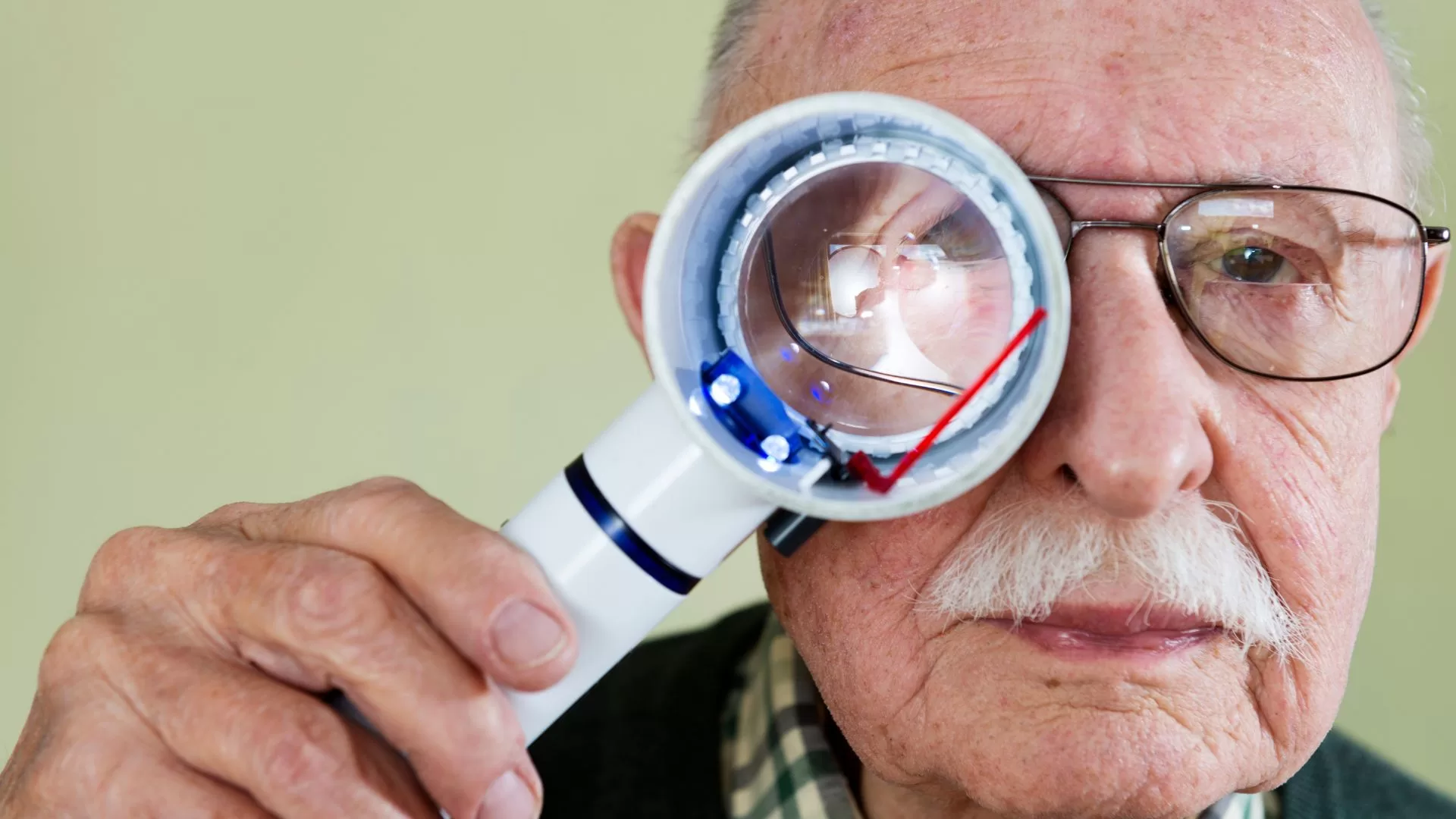 what are the early warning signs of macular degeneration